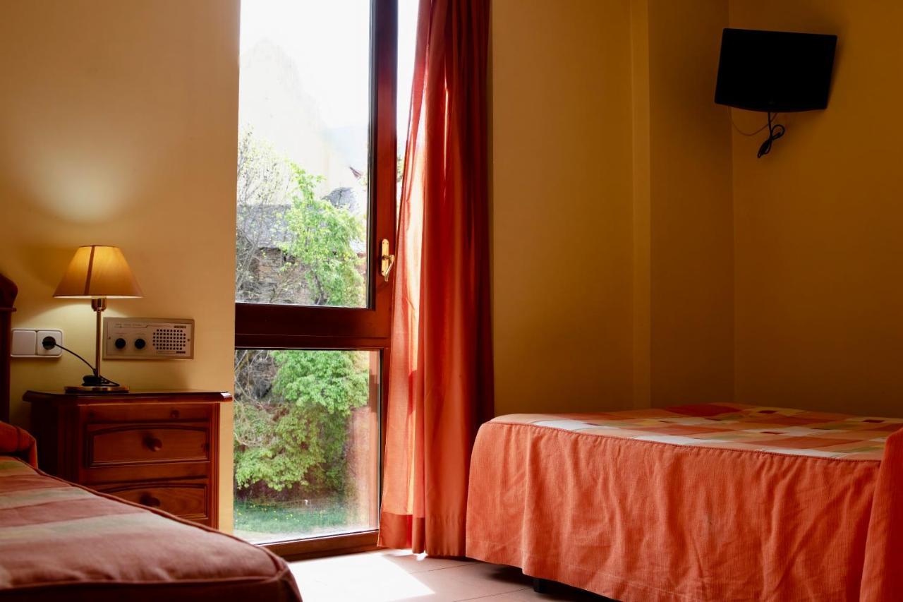 Hotel Pensio La Creu Esterri d'Àneu Esterno foto